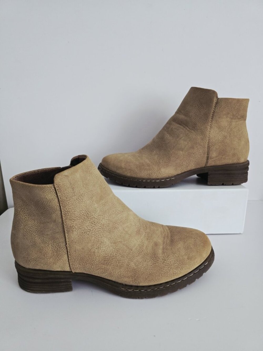 Boc Born Faux Leather Tan Beige Zipper Womens Ankle Boots 8.5 Shoes Booties